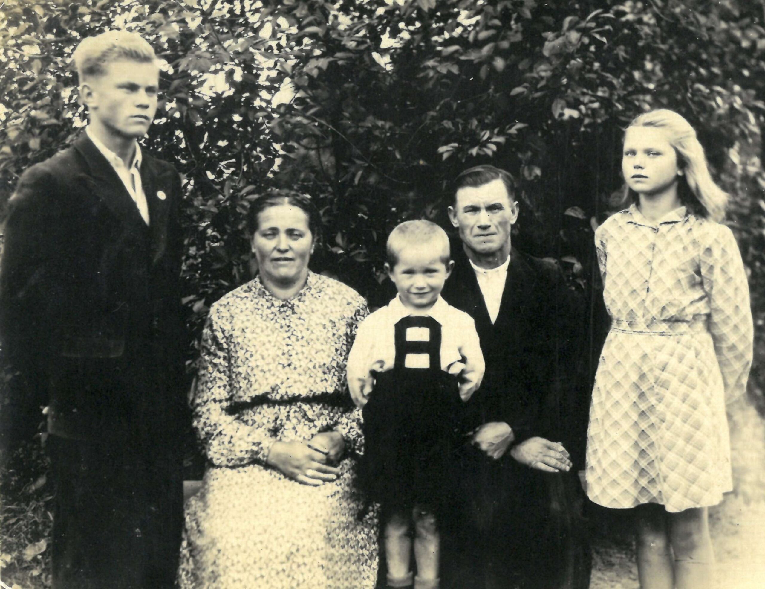 Pranas Raščius (kairėje) su tėvais, broliu Antanu ir seserimi Julija | šeimos albumo nuotr.