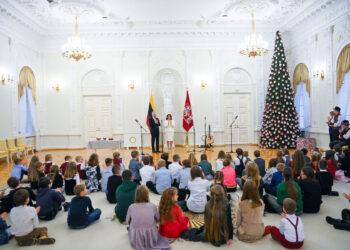 Įžiebta Prezidentūros eglė | R. Dačkaus nuotr.