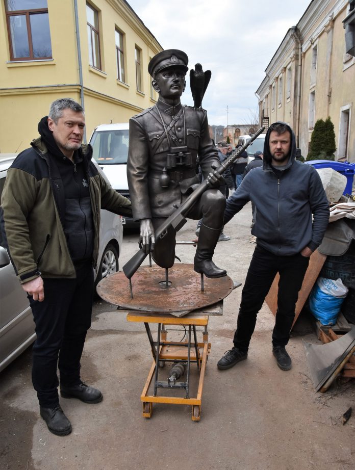 Skulptūros autoriai skulptorius Gintautas Lukošaitis ir meistras Tomas Vosylius | M. Černiausko nuotr.