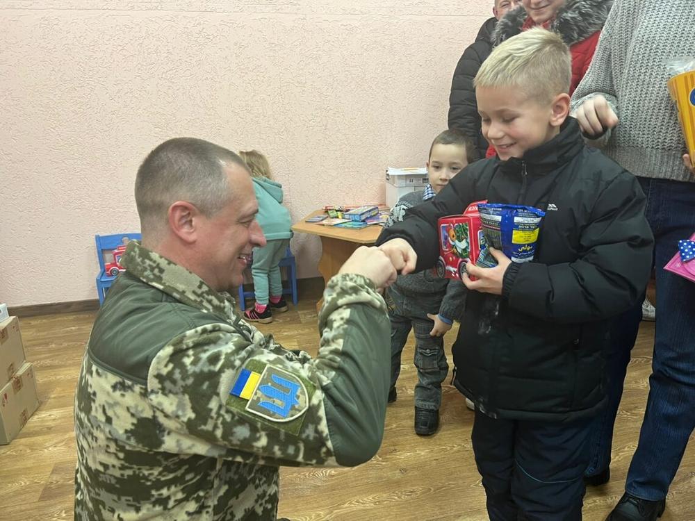 Dabartiniai Tėvynės gynėjai sveikina būsimus | facebook.com/GeneralStaff.ua nuotr.