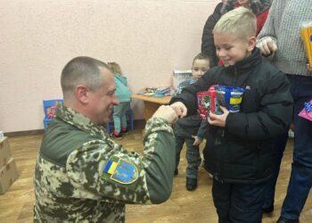 Dabartiniai Tėvynės gynėjai sveikina būsimus | facebook.com/GeneralStaff.ua nuotr.
