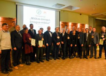 Apdovanoti pavyzdingiausiai tvarkantys ir prižiūrintys miškus | am.lt nuotr.