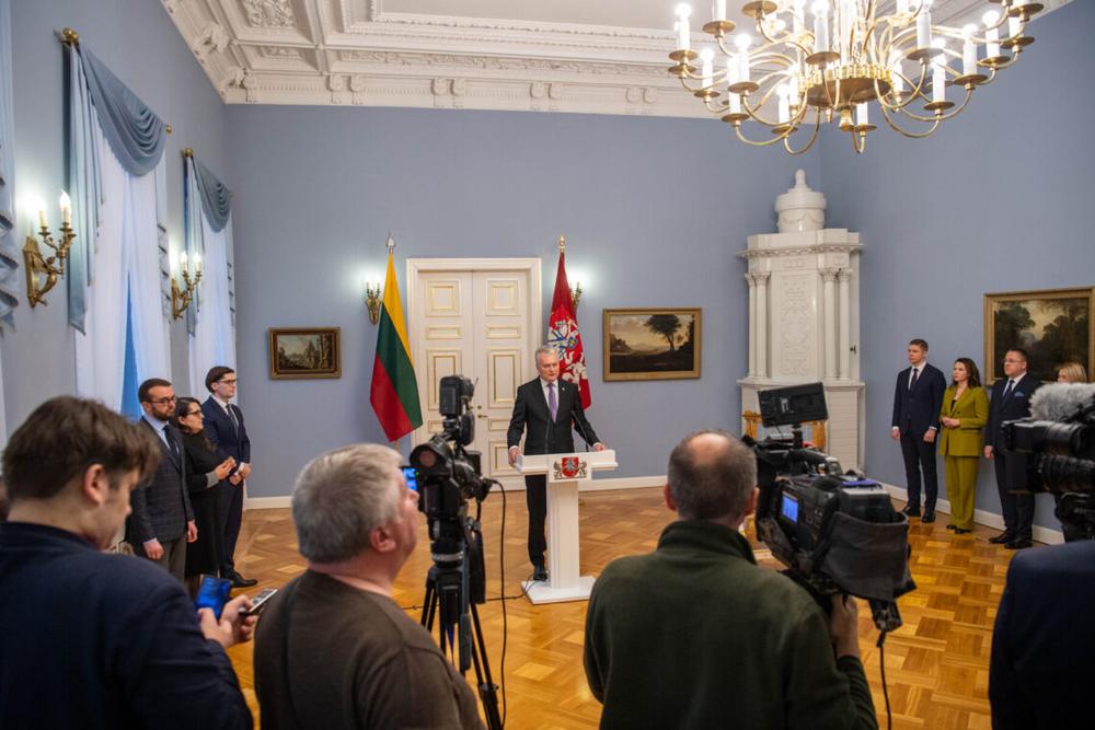 Prezidentas pasirašo Fiskalinės sutarties įgyvendinimo konstitucinio įstatymo pataisas | R. Dačkaus nuotr.