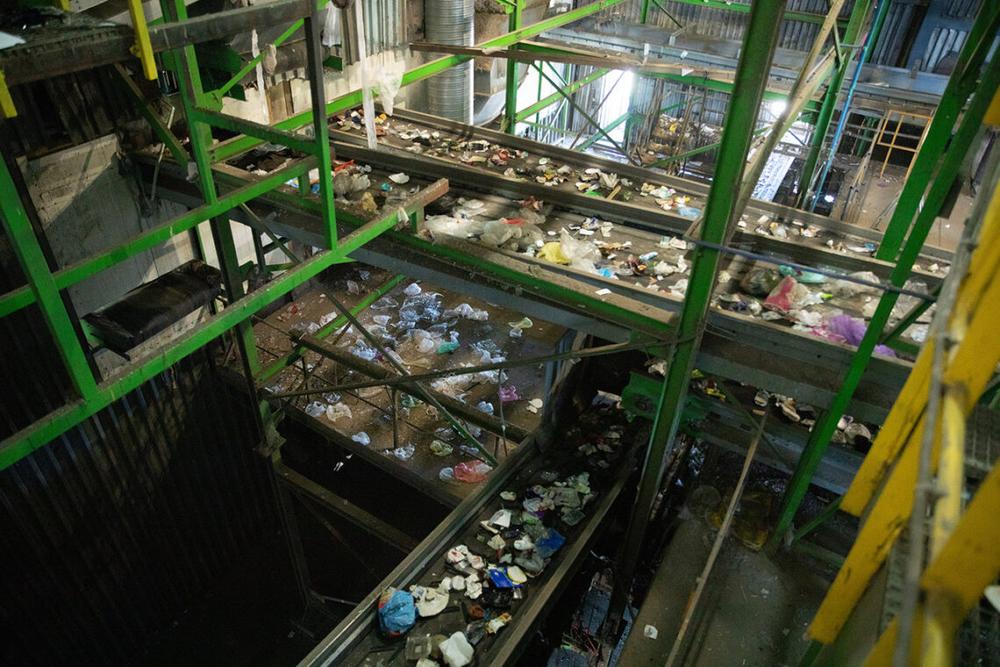 Rūšiavimo nuodėmės: vamzdžiai, plytos ir dažai pakuočių konteineryje | Ecoserviso nuotr.