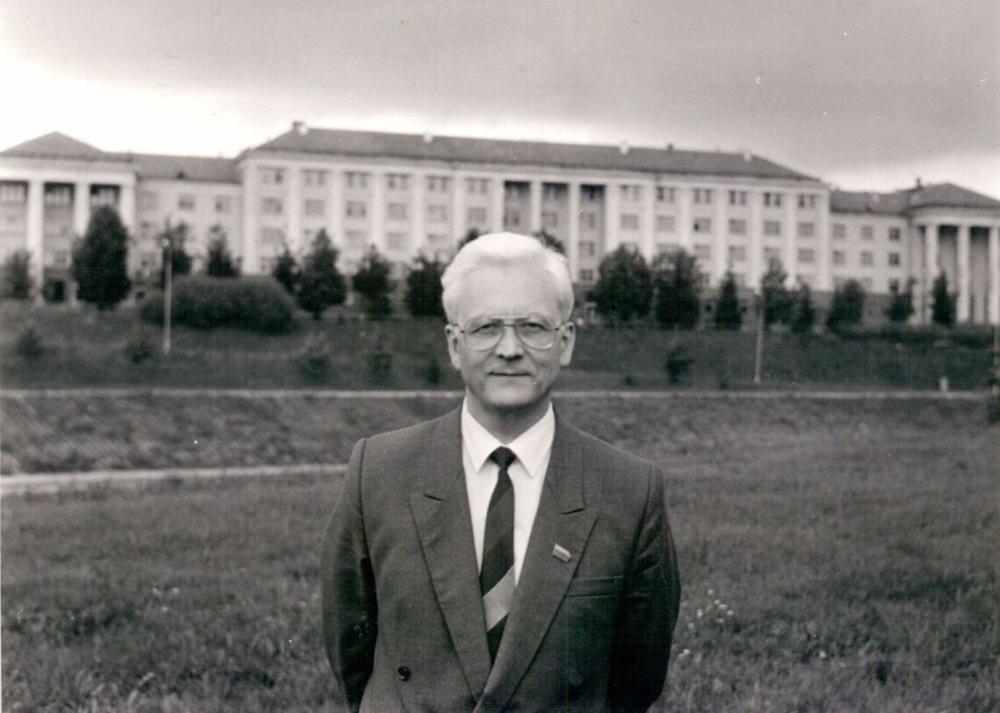 Doc. Liudvikas Saulius Razma priešais Vilniaus valstybinio pedagoginio instituto centrinius rūmus 1990 m. Lietuvos valstybės naujasis archyvas, f. 180 (Liudviko Sauliaus Razmos fondas) | nežinomo autoriaus nuotr.