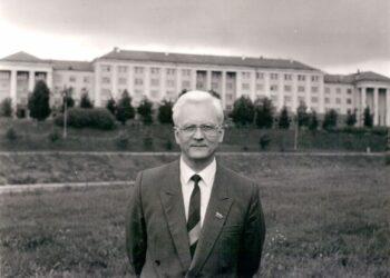 Doc. Liudvikas Saulius Razma priešais Vilniaus valstybinio pedagoginio instituto centrinius rūmus 1990 m. Lietuvos valstybės naujasis archyvas, f. 180 (Liudviko Sauliaus Razmos fondas) | nežinomo autoriaus nuotr.