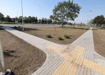 Greta Raudondvario stadiono įrengta automobilių stovėjimo aikštelė ir skveras | Kauno rajono savivaldybės nuotr.