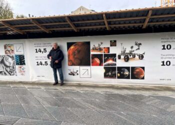 Čarlzas Elači prie plakato Kauno Laisvės alėjoje | asmeninė nuotr.