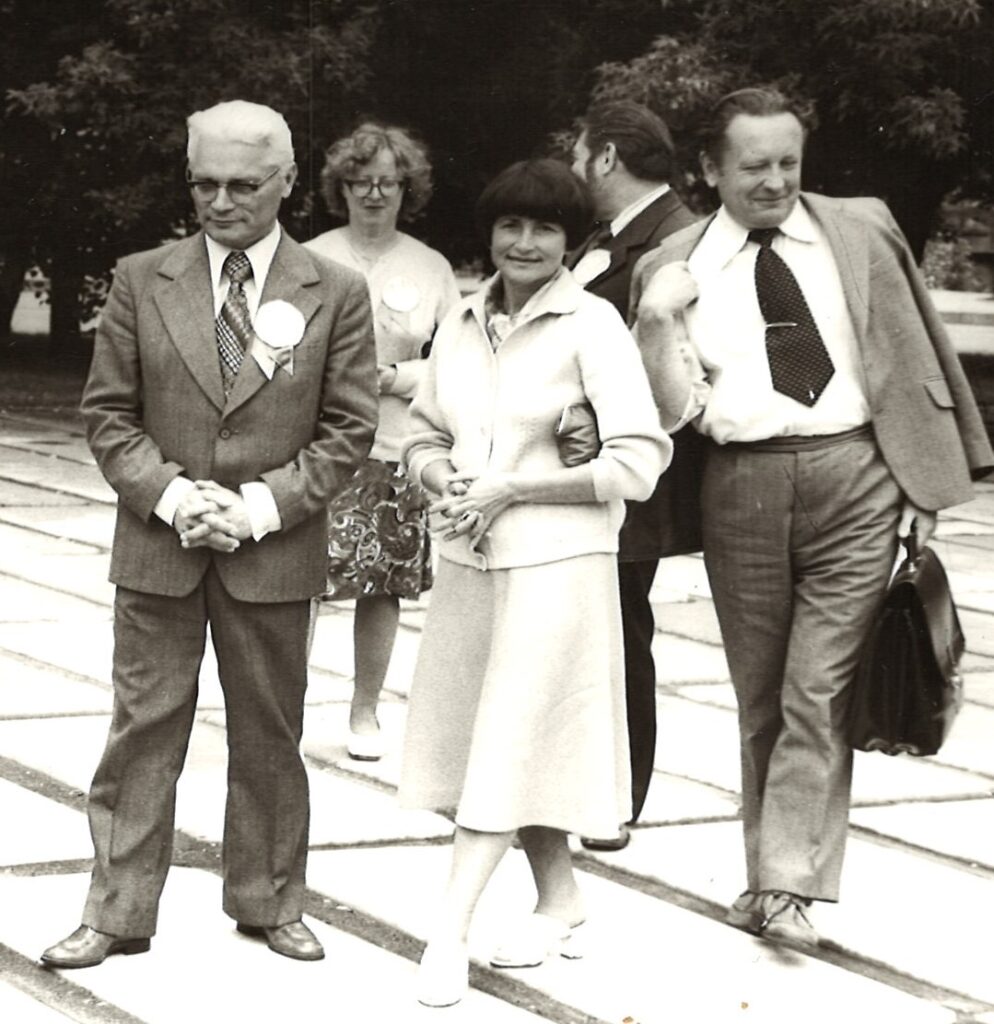 Leona Korkutienė su kolegomis Gydytojų poezijos šventėje. Iš kairės prof. Benjaminas Vasiliauskas, Leona Korkutienė, vaistininkas Kęstutis Orinas | archyvinė nuotr.