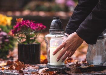 Žvakes degti ant kapų pradėta tik XIX amžiaus pab. | „Integrity PR“ nuotr.