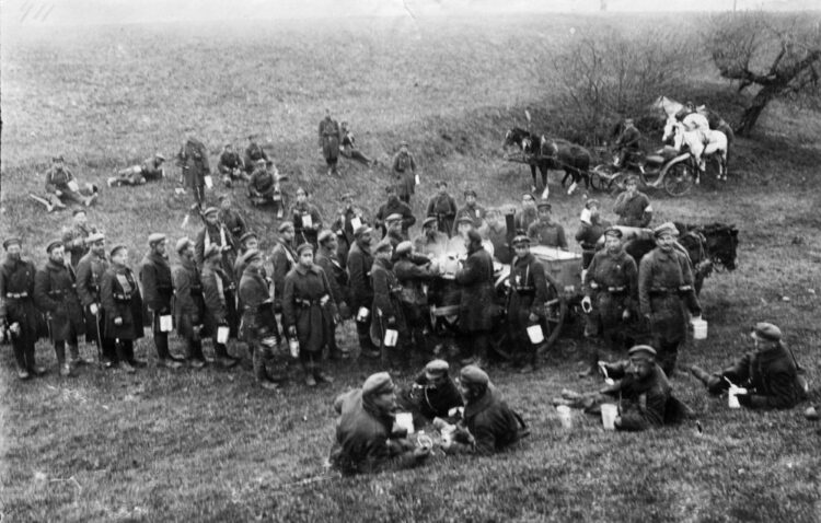 Lietuvos kariuomenės 3-ojo pėstininkų Lietuvos Didžiojo kunigaikščio Vytauto pulko karių pietūs fronte su lenkais prie Vievio, 1920 m. | vdkaromuziejus.lt nuotr.