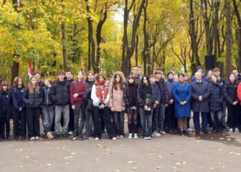 Minėjimo dalyviai su Vengrijos Ambasadoriumi | rengėjų nuotr.