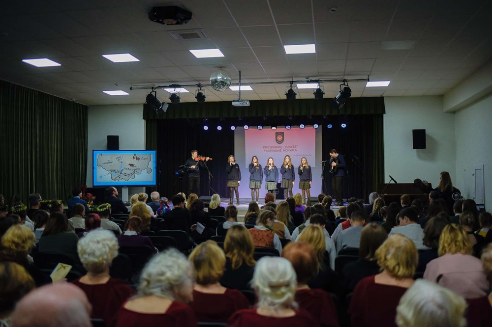 Druskininkų „Saulės" pagrindinės mokyklos mergaičių ansamblis „Saulės lašas". „Gal pavargai". Mokytojas Ovidijus Miniauskas | R. Viniarskaitės nuotr.