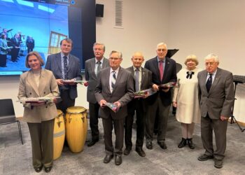 Ignoto Domeikos draugijos valdybos nariai prof. Algimantas Česnulevičius (trečias iš kairės), dr. Leonora Živilė Gelumbauskaitė ir Draugijos prezidentas akad. Algimantas Grigelis (abu dešinėje) su apdovanotais Ignoto Domeikos medaliu | B. Paukščio nuotr.