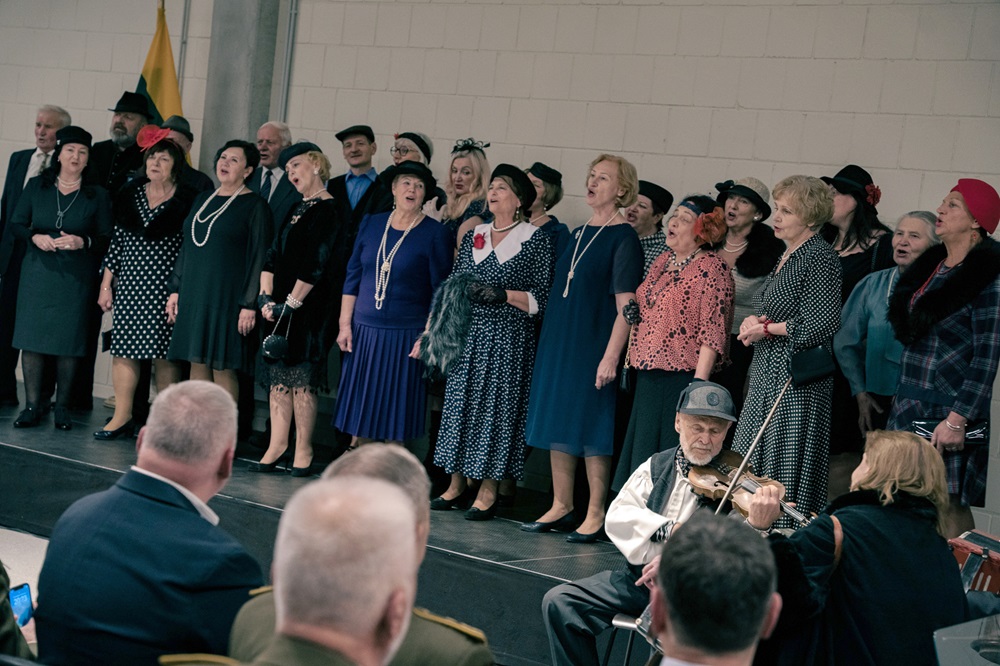 Folkloro ansamblis „Vilnelė“ | Renginio vedėjas aktorius Gintaras Mikalauskas | Vyr. srž. T. Pilelio nuotr.