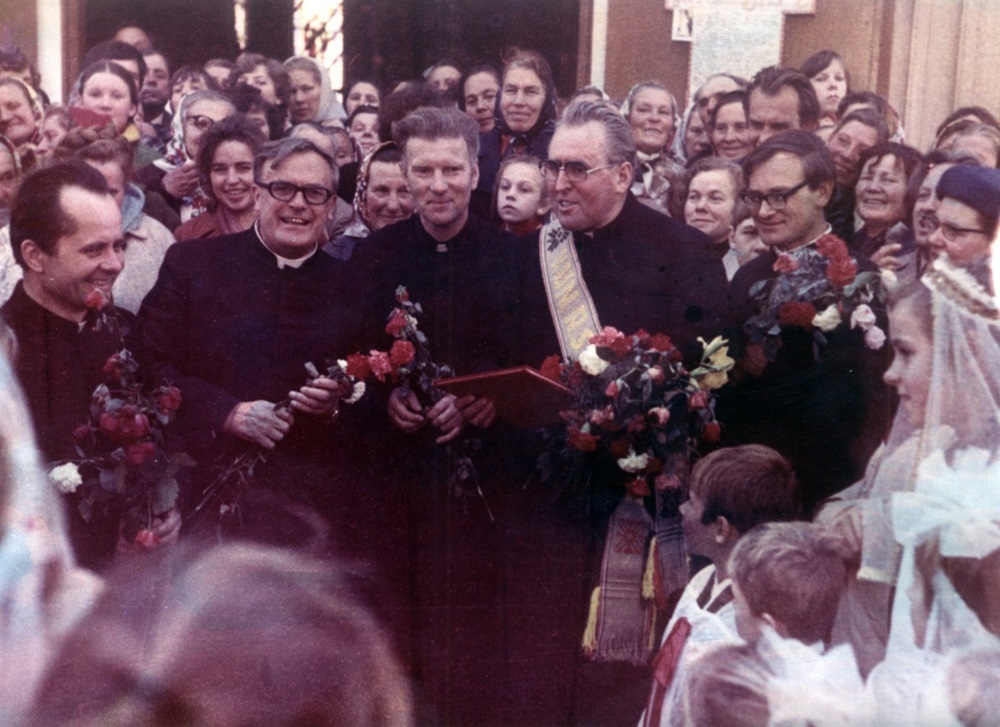 TTGKK nariai Viduklėje, minint kun. Alfonso Svarinsko kunigystės 25 metų sukaktį. 1979 m. spalis | Okupacijų ir laisvės kovų muziejaus rinkinių nuotr.