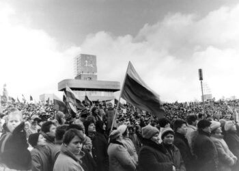 Vasaros estradoje švenčiama Vasario 16-oji. Klaipėda, 1989 m. | MLIM archyvų nuotr.