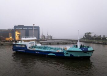 Vandeniliu ir elektra varomas laivas