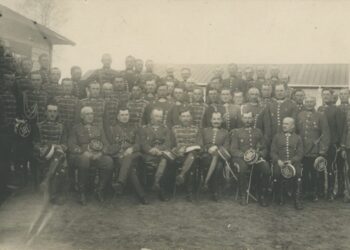 Lietuvos kariuomenės kavalerijos karininkai, 1924–1925 m. Pirmoje eilėje iš kairės trečias sėdi Lietuvos kariuomenės vadas gen. Silvestras Žukauskas (1860–1937), ketvirtas – plk. Pranas Jackevičius (1877–1938), penktas – plk. ltn. Aleksandras Plechavičius (1897–1942), septintas – gen. Povilas Plechavičius (1890–1973) | vdkaromuziejus.lt nuotr.