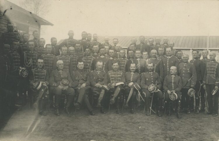 Lietuvos kariuomenės kavalerijos karininkai, 1924–1925 m. Pirmoje eilėje iš kairės trečias sėdi Lietuvos kariuomenės vadas gen. Silvestras Žukauskas (1860–1937), ketvirtas – plk. Pranas Jackevičius (1877–1938), penktas – plk. ltn. Aleksandras Plechavičius (1897–1942), septintas – gen. Povilas Plechavičius (1890–1973) | vdkaromuziejus.lt nuotr.