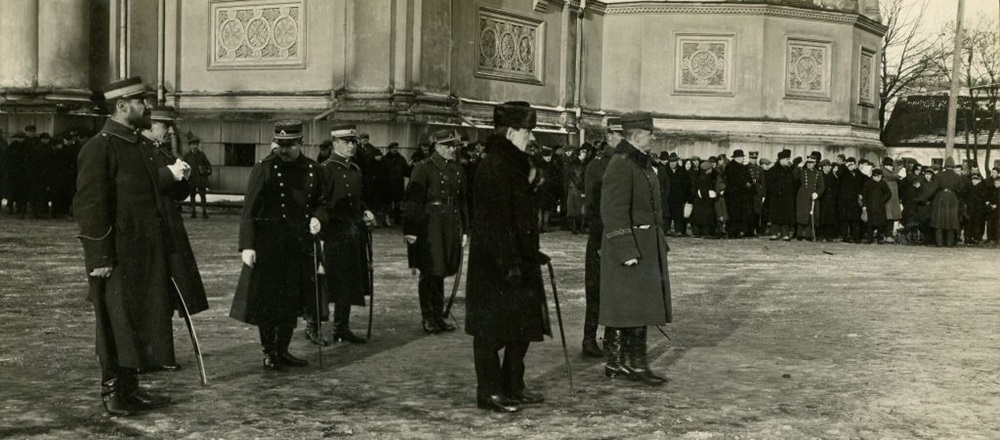 Kauno komendantūros šventė prie Įgulos bažnyčios, 1927 m. Priekyje visų stovi Lietuvos kariuomenės vadas ger. Silvestras Žukauskas (1860–1937), šalia jo – Prezidentas Antanas Smetona (1874–1944). Paskutinėje eilėje pirmas iš dešinės – Lietuvos kariuomenės vyriausiojo štabo viršininkas gen. ltn. Povilas Plechavičius (1890–1973) | vdkaromuziejus.lt nuotr.