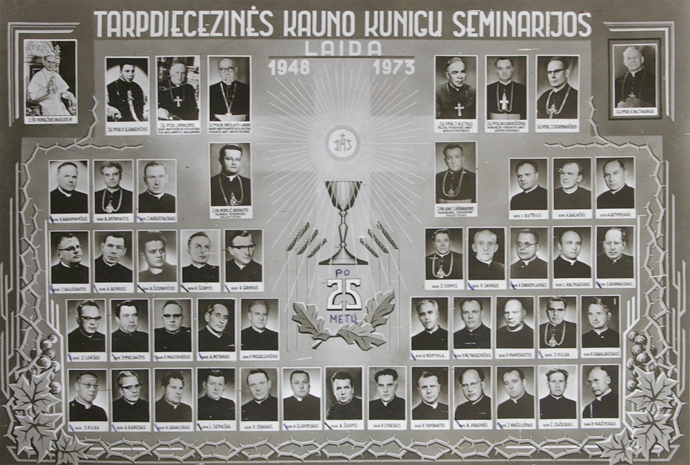 L. Kalinausko Kauno kunigų seminarijos 1948 m. laida. Net aštuoni jo bendramoksliai 1949 m. buvo represuoti. Iš Okupacijų ir laisvės kovų muziejaus rinkinių | genocid.lt nuotr.