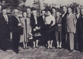 Lietuvių karių veteranų „Ramovė“ sąjungos Los Andželo skyriaus nariai ir birutietės prie gen. Prano Tamašausko (1880–1951) kapo, 1959 m. | vdkaromuziejus.lt nuotr.