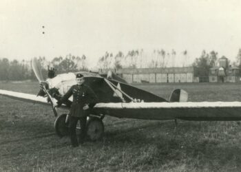 Vyr. ltn. Antanas Gustaitis prie savo lėktuvo ANBO-I, 1925 m.