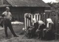 Geografas Česlovas Kudaba su panemunių močiutėmis 1969 m. | V. Ylevičius, Lietuvos literatūros ir meno archyvo nuotr.