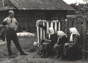Geografas Česlovas Kudaba su panemunių močiutėmis 1969 m. | V. Ylevičius, Lietuvos literatūros ir meno archyvo nuotr.
