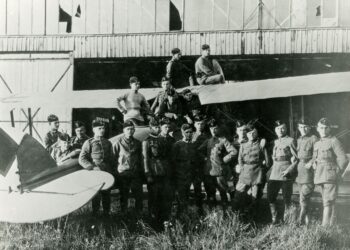 Lietuvos Karo aviacijos mokyklos mokinių pirmoji laida prie lėktuvo LVG C-VI, 1919 m. Pirmoje eilėje pirmas iš dešinės stovi Leonardas Peseckas (1899–1976), penktas – JURGIS DOBKEVIČIUS. Sėdi antras iš kairės (už nugaros) Antanas Gustaitis (1898–1941). Ant dešiniojo lėktuvo sparno pirmas iš dešinės sėdi Jeronimas Garolis (1900–1972) | Vytauto Didžiojo karo muziejaus rinkinių nuotr.