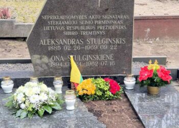 Panemunės kapinėse prie Prezidento Aleksandro Stulginskio ir jo žmonos kapo