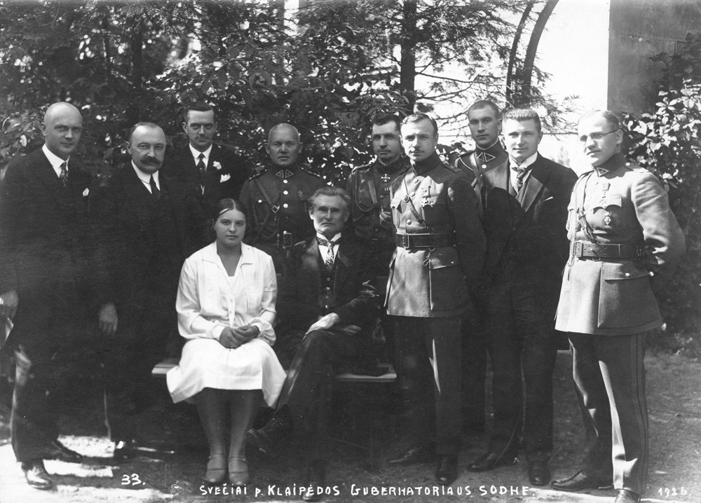 LR prezidentas Kazys Grinius (centre) ir vyriausybės nariai svečiuose pas Klaipėdos gubernatorių Karolį Žalkauską. Pirmas iš dešinės – K. Škirpa. 1926 m. | LCVA nuotr.