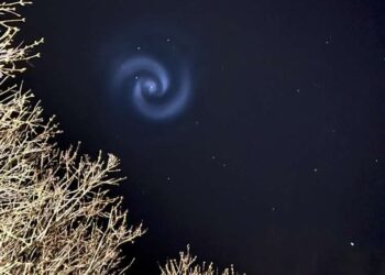 Paslaptinga spiralė danguje: Lietuvoje stebėtas „SpaceX“ raketos skrydis