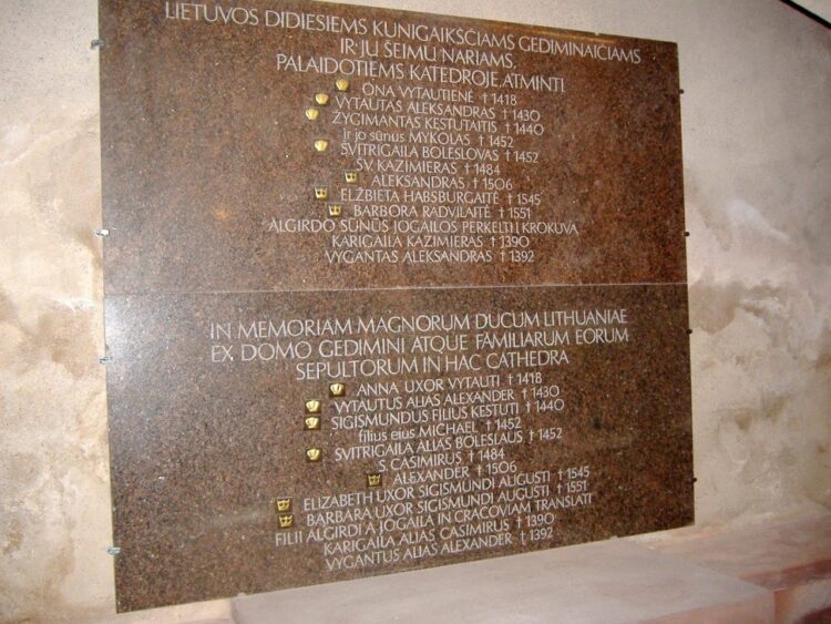 Memorialinio įrašo Vilniaus katedros požemių kriptoje dviem kalbomis nuotrauka | voruta.lt nuotr.