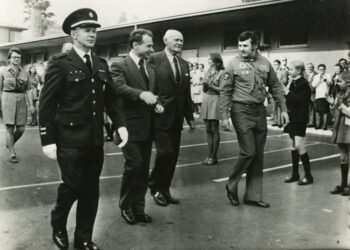 Simo Kudirkos sutikimas JAV, 1974 m. gruodis. Iš kairės į dešinę: Lietuvos Šaulių Sąjungos išeivijoje Los Andželo J. Daumanto šaulių kuopos vadas Kazys Karuža (1908-2005), Simas Kudirka, Lietuvos garbės konsulas Los Andžele dr. Jonas Julius Bielskis (1891-1976), skautų vadas Vytautas Vidugiris (g. 1930) | Vytauto Didžiojo karo muziejaus rinkinių nuotr.