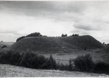 Vytauto Didžiojo karo muziejaus rinkinių stiklo negatyve – Bišpilio (Višpilio) piliakalnis, XX a. 3-4 deš. | B. Buračo nuotr.