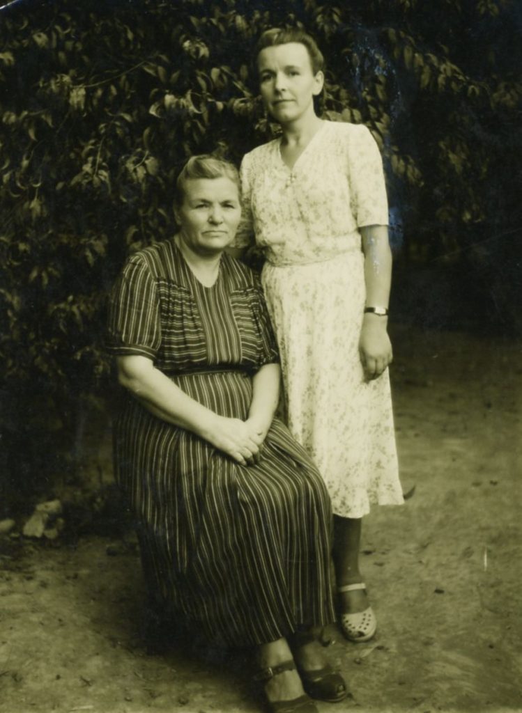 Vytauto Didžiojo karo muziejaus rinkinių nuotraukoje – 1945 m. balandį į Tadžikistaną ištremtos Marijona Zalevskaitė-Šmidtienė (1898–1980) su dukra Janina Šmidtaite (1922-2012), 1954 m. Jos buvo Lietuvos kariuomenės inžinieriaus kpt. Juozo Šmidto (1885–1929) žmona ir dukra | vdkaromuziejus.lt nuotr.