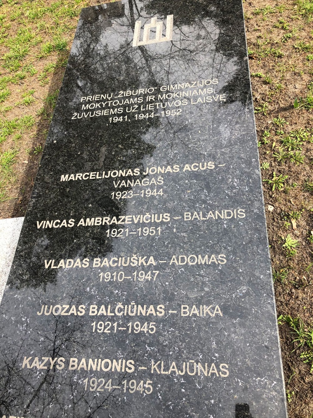 Jurgio Krikščiūno-Rimvydo pusbrolių – Kazio Banionio-Klajūno (Kario savanorio teisinis statusas pripažintas 2024 m.) ir Jurgio Krikščiūno (Laisvės kovų dalyvio teisinis statusas pripažintas 2025 m.) – atminimo įamžinimas Prienų „Žiburio“ gimnazijos kieme 2020 m. rugsėjo 11 d. atidengtame paminkle | LGGRTC nuotr.