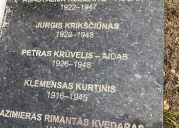 Jurgio Krikščiūno-Rimvydo pusbrolių – Kazio Banionio-Klajūno (Kario savanorio teisinis statusas pripažintas 2024 m.) ir Jurgio Krikščiūno (Laisvės kovų dalyvio teisinis statusas pripažintas 2025 m.) – atminimo įamžinimas Prienų „Žiburio“ gimnazijos kieme 2020 m. rugsėjo 11 d. atidengtame paminkle | LGGRTC nuotr.