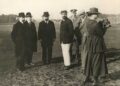 LR Prezidentas Antanas Smetona (pirmas iš kairės). Iš kairės 3 - Martynas Yčas. Dešinėje moteris su fotoaparatu – Hypatija Šliūpatė-Yčienė. 1919 m. | LCVA nuotr.