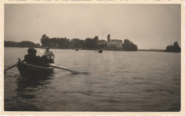 Laiveliu į Trakų salos pilį. Lietuva, 1939 m. |Asmeninio archyvo nuotr.