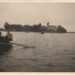 Laiveliu į Trakų salos pilį. Lietuva, 1939 m. |Asmeninio archyvo nuotr.