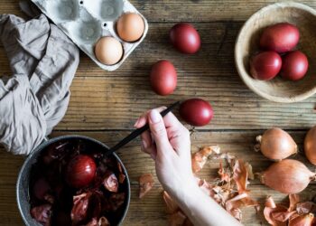 Net ir rudo lukšto kiaušinius nudažysite be vargo – tik nepraleiskite vieno žingsnio | iki.lt nuotr.