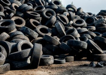 Senų padangų vis dar atsikratoma miške | protovetra.lt nuotr.