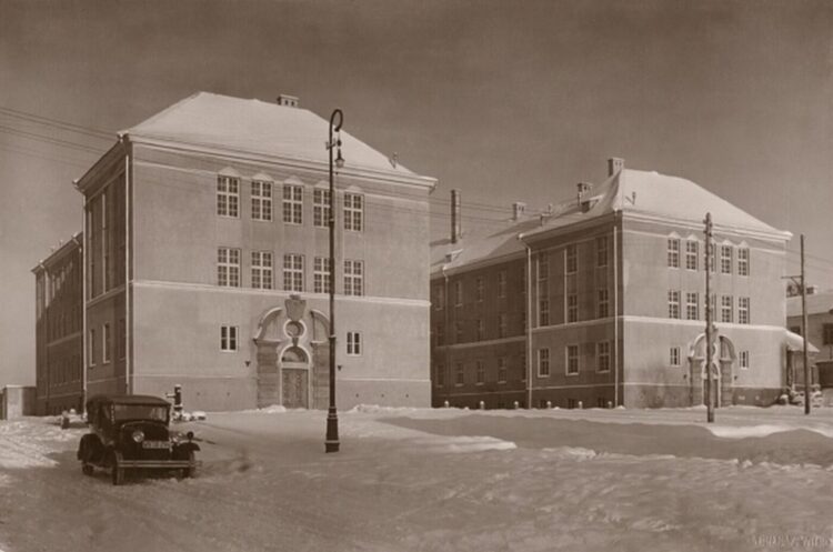 Vilniaus generolo L. Želigovskio berniukų ir V. Sirokomlės mergaičių mokyklų (dabar – Vilniaus Antakalnio gimnazija) pastatas, kurį 1929–1932 m. suprojektavo Stefanas Narembskis. 1932 m. | J. Bulhako nuotr.
