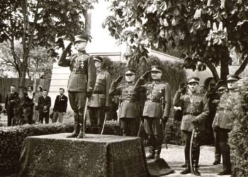 Kariuomenės ir visuomenės dienos iškilmės Vytauto Didžiojo karo muziejaus sodelyje, 1935–1937 m. Ant pakylos – Lietuvos kariuomenės vadas gen. št. plk. Stasys Raštikis (1896–1985) ir už jo stovintys aukštieji karininkai. Iš kairės: 1-as brg. gen. Vladas Nagevičius (numanoma) (1880–1954), 2-as ats. brg. gen. Julius Čaplikas (1888–1941), 3-ias gen. št. plk. ltn. Jonas Černius (1898–1977), 4-as gen. ltn. Klemensas Popeliučka (1892–1948), 5-as brg. gen. Emilis Vimeris (1885–1974) | Vytauto Didžiojo karo muziejaus rinkinių nuotr.