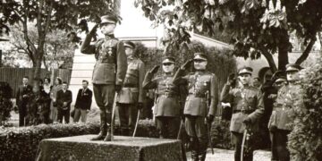Kariuomenės ir visuomenės dienos iškilmės Vytauto Didžiojo karo muziejaus sodelyje, 1935–1937 m. Ant pakylos – Lietuvos kariuomenės vadas gen. št. plk. Stasys Raštikis (1896–1985) ir už jo stovintys aukštieji karininkai. Iš kairės: 1-as brg. gen. Vladas Nagevičius (numanoma) (1880–1954), 2-as ats. brg. gen. Julius Čaplikas (1888–1941), 3-ias gen. št. plk. ltn. Jonas Černius (1898–1977), 4-as gen. ltn. Klemensas Popeliučka (1892–1948), 5-as brg. gen. Emilis Vimeris (1885–1974) | Vytauto Didžiojo karo muziejaus rinkinių nuotr.