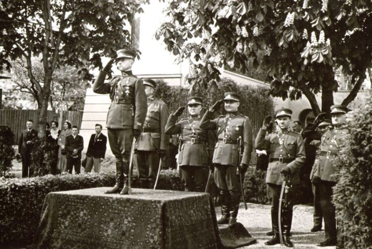 Kariuomenės ir visuomenės dienos iškilmės Vytauto Didžiojo karo muziejaus sodelyje, 1935–1937 m. Ant pakylos – Lietuvos kariuomenės vadas gen. št. plk. Stasys Raštikis (1896–1985) ir už jo stovintys aukštieji karininkai. Iš kairės: 1-as brg. gen. Vladas Nagevičius (numanoma) (1880–1954), 2-as ats. brg. gen. Julius Čaplikas (1888–1941), 3-ias gen. št. plk. ltn. Jonas Černius (1898–1977), 4-as gen. ltn. Klemensas Popeliučka (1892–1948), 5-as brg. gen. Emilis Vimeris (1885–1974) | Vytauto Didžiojo karo muziejaus rinkinių nuotr.