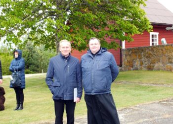 Pasienio veteranas Valentinas Urbonas ir Ignalinos dekanas Vidas Smagurauskas | P. Šimkavičiaus nuotr.